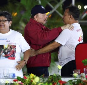 Acto en celebración acto de la entrega de buses de China a transportistas de Managua
