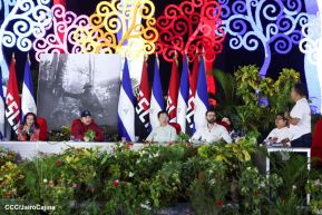 Acto en celebración acto de la entrega de buses de China a transportistas de Managua