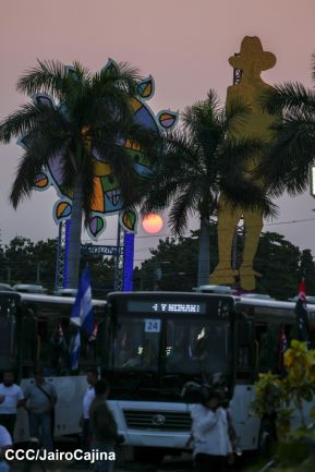 Acto en celebración acto de la entrega de buses de China a transportistas de Managua
