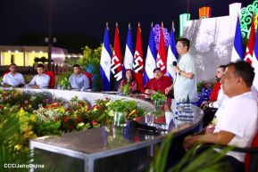 Acto en celebración acto de la entrega de buses de China a transportistas de Managua