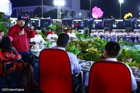 Acto en celebración acto de la entrega de buses de China a transportistas de Managua