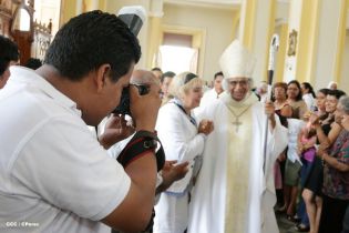 Granadinos se desbordan para recibir al Cardenal Brenes