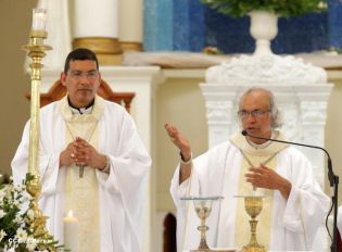 Granadinos se desbordan para recibir al Cardenal Brenes