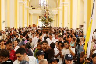 Granadinos se desbordan para recibir al Cardenal Brenes
