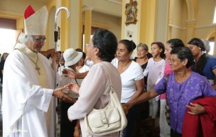 Granadinos se desbordan para recibir al Cardenal Brenes
