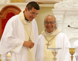 Granadinos se desbordan para recibir al Cardenal Brenes