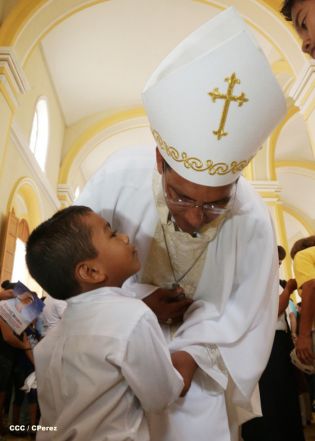 Granadinos se desbordan para recibir al Cardenal Brenes