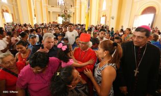 Granadinos se desbordan para recibir al Cardenal Brenes