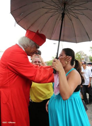 Granadinos se desbordan para recibir al Cardenal Brenes