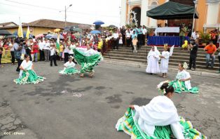 Granadinos se desbordan para recibir al Cardenal Brenes
