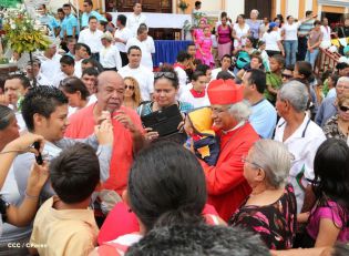 Granadinos se desbordan para recibir al Cardenal Brenes