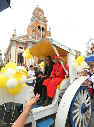 Granadinos se desbordan para recibir al Cardenal Brenes