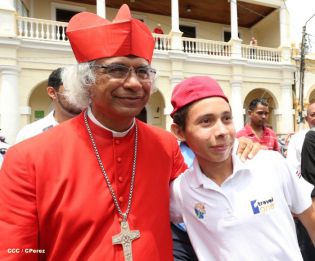 Granadinos se desbordan para recibir al Cardenal Brenes