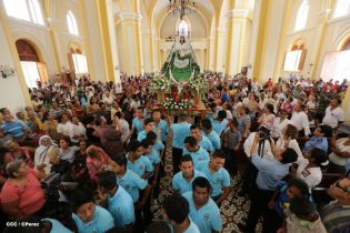 Granadinos se desbordan para recibir al Cardenal Brenes