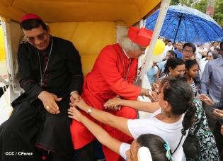 Granadinos se desbordan para recibir al Cardenal Brenes