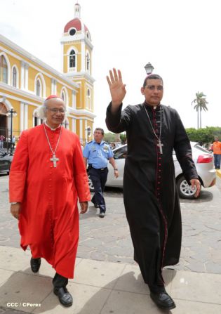 Granadinos se desbordan para recibir al Cardenal Brenes