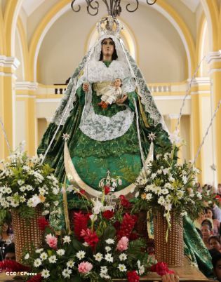 Granadinos se desbordan para recibir al Cardenal Brenes