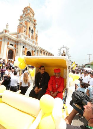 Granadinos se desbordan para recibir al Cardenal Brenes