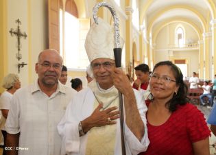 Granadinos se desbordan para recibir al Cardenal Brenes