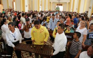 Granadinos se desbordan para recibir al Cardenal Brenes