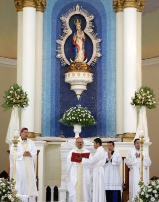 Granadinos se desbordan para recibir al Cardenal Brenes
