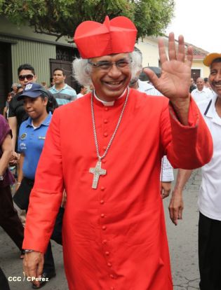 Granadinos se desbordan para recibir al Cardenal Brenes