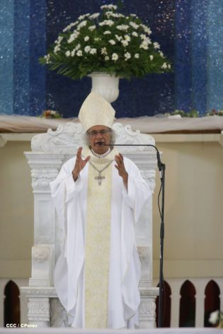 Granadinos se desbordan para recibir al Cardenal Brenes