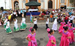Granadinos se desbordan para recibir al Cardenal Brenes