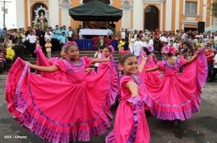 Granadinos se desbordan para recibir al Cardenal Brenes