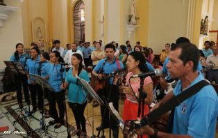 Granadinos se desbordan para recibir al Cardenal Brenes