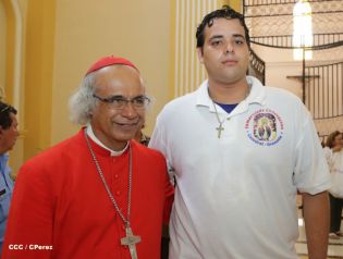 Granadinos se desbordan para recibir al Cardenal Brenes