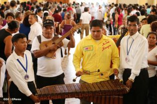 Granadinos se desbordan para recibir al Cardenal Brenes