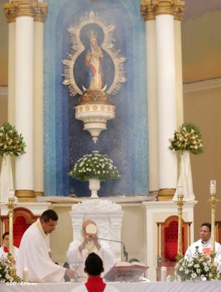 Granadinos se desbordan para recibir al Cardenal Brenes