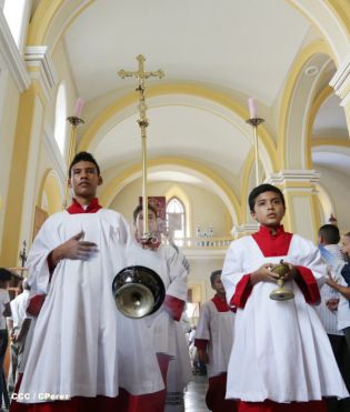 Granadinos se desbordan para recibir al Cardenal Brenes