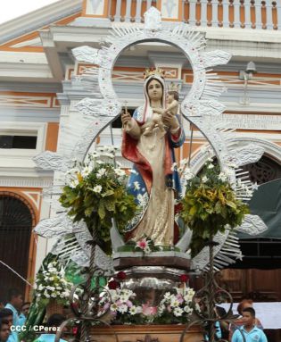 Granadinos se desbordan para recibir al Cardenal Brenes