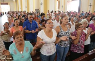 Granadinos se desbordan para recibir al Cardenal Brenes
