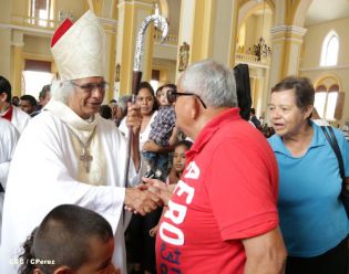 Granadinos se desbordan para recibir al Cardenal Brenes