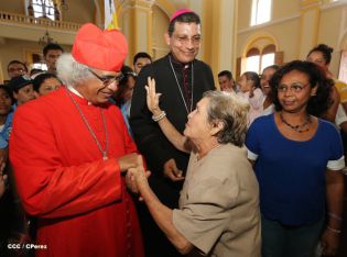 Granadinos se desbordan para recibir al Cardenal Brenes