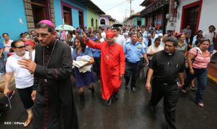 Granadinos se desbordan para recibir al Cardenal Brenes