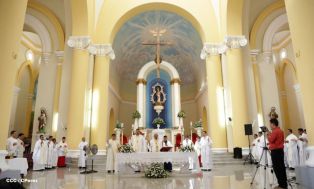 Granadinos se desbordan para recibir al Cardenal Brenes