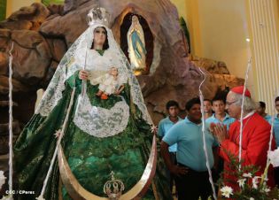 Granadinos se desbordan para recibir al Cardenal Brenes