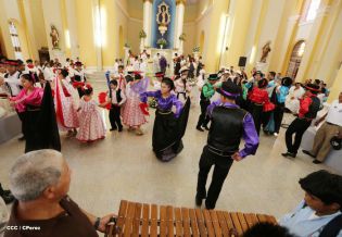 Granadinos se desbordan para recibir al Cardenal Brenes