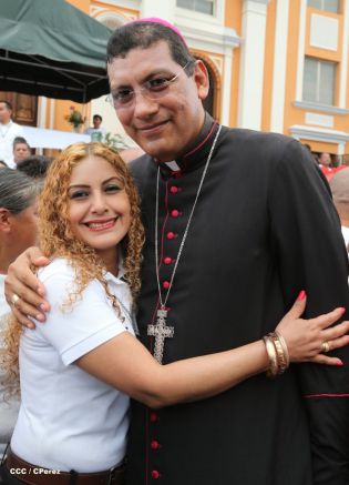 Granadinos se desbordan para recibir al Cardenal Brenes