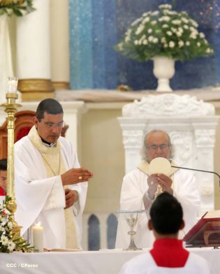 Granadinos se desbordan para recibir al Cardenal Brenes