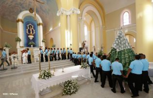 Granadinos se desbordan para recibir al Cardenal Brenes