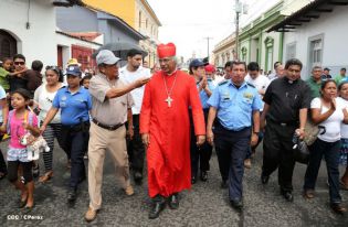 Granadinos se desbordan para recibir al Cardenal Brenes