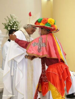Granadinos se desbordan para recibir al Cardenal Brenes
