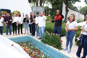 Nicaragua rinde honores al Comandante Carlos Fonseca Amador a 88 años de su natalicio 