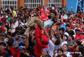Mega Concierto en la Avenida de Bolívar a Chávez en saludo al 45/19