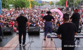 Mega Concierto en la Avenida de Bolívar a Chávez en saludo al 45/19